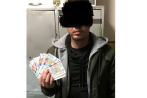 Tânăr prins cu 13 buletine false – Le folosea ca să ia împrumuturi la bănci