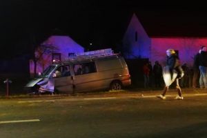 Accident grav la Jebel. Cinci răniţi, printre care şi patru copii, din cauza unei şoferiţe neatente