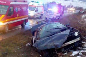 Doi tineri din Bistriţa, implicaţi într-un accident grav în judeţul Braşov (FOTO)
