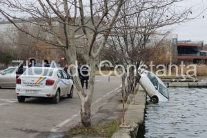 Constanta. Un autoturism a ajuns in lacul Tabacarie (galerie foto)