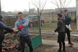 Mama cu opt copii, din Grabaţ, a primit o casă. Voluntarii Acasă în Banat au ajutat-o să se mute