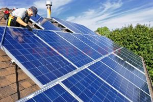 Românii cu fotovoltaice acasă pot vinde energia în reţea – ANRE a aprobat reglementările. Ce trebuie să ştii