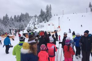 VIDEO FOTO Pârtia de la Platoş, plină ochi de turişti