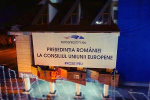 Banner care anunţă Preşedinţia României la Consiliul UE, pe Palatul Administrativ (FOTO)