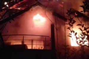 Panică înainte de Revelion! INCENDIU PUTERNIC la munte, într-o vilă PLINĂ CU TURIȘTI. Operaţiune DIFICILĂ pentru pompieri