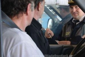 Copii ascunşi într-o maşină descoperiţi de poiliţiştii de Frontieră