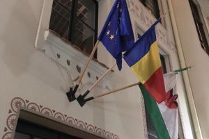 Poliţia a deschis dosar penal pentru distrugerea steagului de la sediul UDMR Bihor, care a mai fost vandalizat de trei ori în acest an