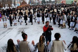 Obiceiuri de Revelion din Mărginimea Sibiului – Junii vor îngropa anul