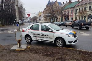 FOTO. Accident cu maşina Poliţiei Locale, în centrul municipiului Satu Mare