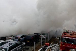 Incendiu puternic la un depozit de dezmembrări auto din Timişoara