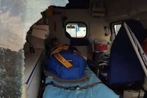 VIDEO FOTO Medici atacaţi cu pietre de un bărbat beat la Răşinari. Le-a distrus ambulanţa