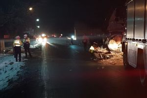 Patru răniţi după ce o maşină a lovit o căruţă pe DN 17 D. Atelajul nu era semnalizat (FOTO)