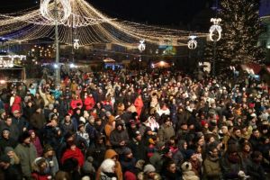 VIDEO – Mii de oameni de Revelion în Piaţa Mare la Sibiu