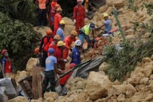 ZECI de DISPĂRUŢI în urma unei ALUNECĂRI de TEREN. Autorităţile caută SUPRAVIEŢUITORI