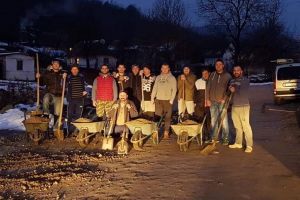 FOTO/ ȘTIREA TA: Câţiva locuitori dintr-un sat din Alba şi-au reparat singuri strada pe care locuiesc, înainte de sosirea Noului An