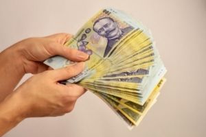 Anul Nou 2019 aduce creşteri salariale pentru bugetari. Creşte şi salariul minim pe economie, la 2.350 lei