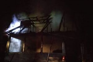 Incendiu in primele ore din 2019, la Harnicesti. Acoperisul unei case a luat foc