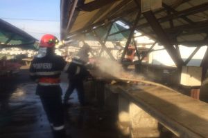 FOTO Incendiu la Piaţa Cibin. Au ars legumele de pe standuri