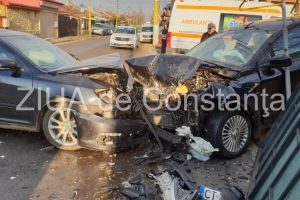 Imagini de la eveniment. Accident rutier spectaculos pe strada Democratiei din Constanta. O teava de gaze, fisurata. Incredibil cum a fost surprins soferul dupa accident (galerie foto+video)