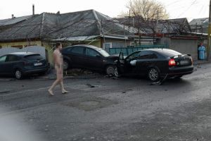 FOTO. Accident grav! Şoferul vinovat a coborât complet dezbrăcat din maşină!