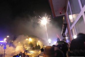 FOTO/ Revelion 2019 – Cugir: Sute de localnici au ieşit în stradă pentru a marca trecerea dintre ani. Focuri de artificii, şampanie, lampioane şi foarte multe petarde