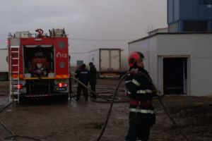 Incendiu la un abator de pasari. Cu ce forte se actioneaza