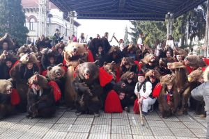 Paradă de datini şi obiceiuri de iarnă pe văile Trotuşului şi Tazlăului