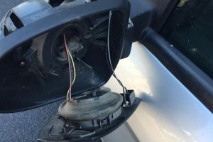 Tânăr teribilist, prins de poliţişti, după ce a vandalizat o maşină pe o stradă din Braşov