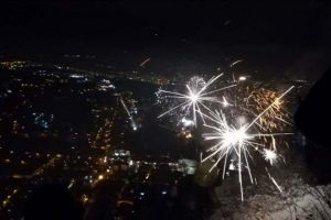 Zece mii de persoane au sărbătorit intrarea în noul an în Piaţa Sfatului (Foto)
