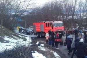 Accident GROAZNIC. Au fost implicate un autotren, un autoturism şi un microbuz. Traficul rutier şi feroviar este BLOCAT