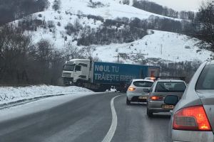 Carambol pe drumul dintre Oradea şi Cluj cu un TIR, o dubiţă şi un autoturism (FOTO)