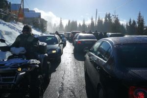 Foto: Rânca, blocată de turişti!