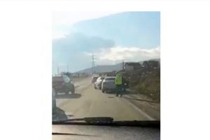 VIDEO/ Accident rutier pe DN1, în Alba: Tamponare între două autoturisme în giratoriul de la Sântimbru