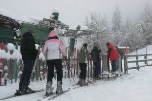 Primii schiori au încercat zăpada pe singura pârtie funcţională din judeţ FOTO)