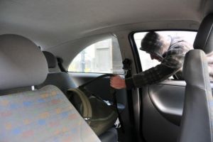 A furat 5.900 de lei dintr-o maşină