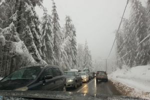 Toţi la zăpadă! Cozi de kilometri şi probleme cu locurile de parcare în staţiunile montane din Bihor (FOTO/VIDEO)
