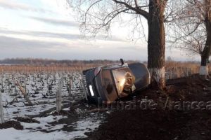 ULTIMĂ ORĂ: Un Opel s-a înfipt în copac între Jariştea şi Odobeşti