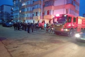Panică şi oameni evacuaţi după un incendiu într-un bloc din Burdujeni