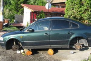 Doi copii au lăsat 40 de maşini pe butuci – Printre ele şi o maşină de poliţie