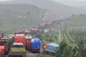 Situaţie ciudată pe Valea Oltului. Din cauza AMBUTEIAJULUI, şoferii şi-au făcut propriul DRUM. FOTO în ARTICOL