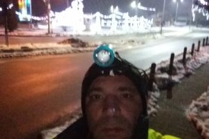 Miner de la Cariera Roşia, într-un marş de protest spre sediul CE Oltenia de la Târgu-Jiu! Acolo va intra în greva foamei