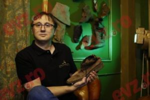 Povestea SINGURULUI pantofar din România care crează încălţăminte UNICAT pentru actori. „Pictorul de ciubote” care „îmbătrâneşte” încălţămintea cu sute de ani