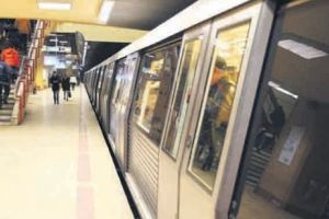 S-a aruncat în faţa metroului şi a scăpat cu viaţă