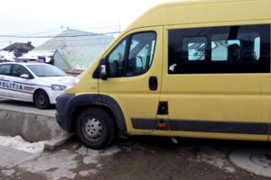 Șoferul de microbuz din Neamţ care pipăia şi săruta elevele, trimis la închisoare: „Da’ ce, le-am violat?”