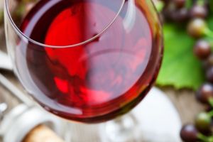Beneficiile unui pahar de vin rosu