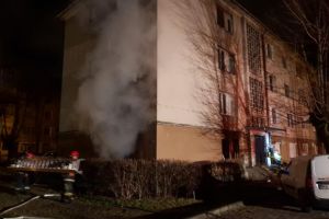 FOTO. Incendiu urmat de o explozie într-un bloc din Târgu Mureş: 18 persoane evacuate/ Una transportată la spital