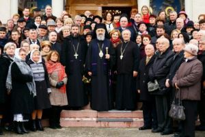 Părintele Arhiepiscop Irineu, în mijlocul credincioşilor din Târgu Mureş