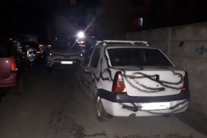 FOTO – Maşină vandalizată la Sibiu după ce a blocat o parcare întreagă pe Aleea Streiu