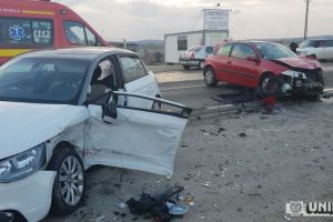 FOTO, VIDEO, UPDATE. Accident între două maşini pe şoseaua de centură a municipiului Alba Iulia: Două persoane transportate la spital