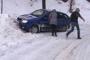 Masina ramasa inzapezita in Sinaia, pe drumul spre Stana Regala. In autoturism se afla si doi copii